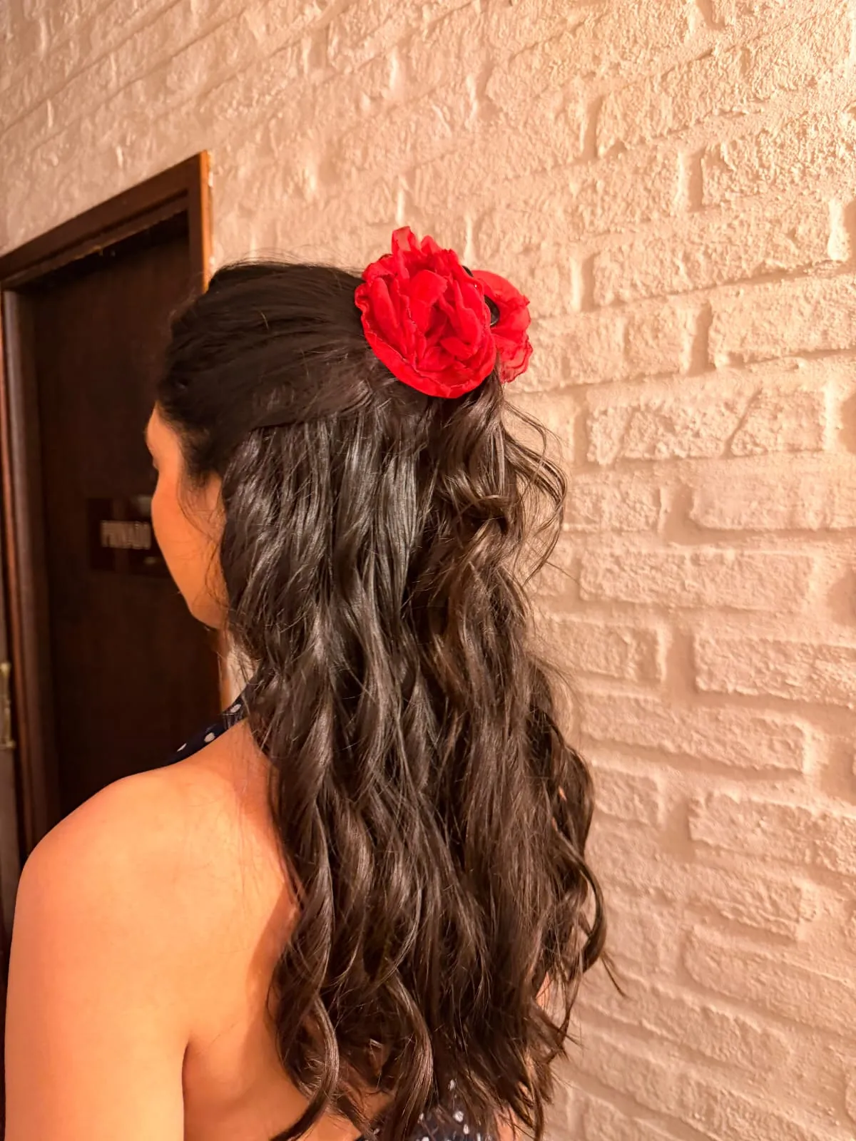 Broche rojo vivo